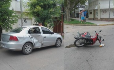 Un choque entre un auto y una moto dejó dos mujeres heridas