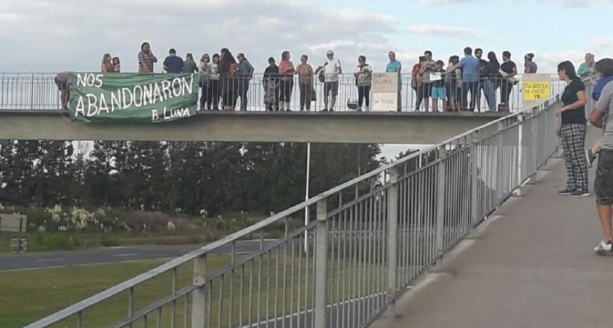 "La obra está parada desde que la inauguraron para la foto"
