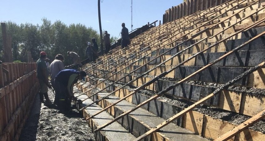 Comenzó a realizarse el hormigonado de la tribuna en el predio del Club luján