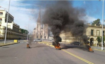 30 familias en peligro: avanzan sobre los cuidacoches y buscan desalojarlos
