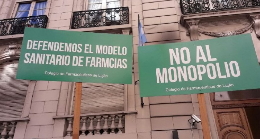 "Por cada Farmacity cierran siete farmacias"