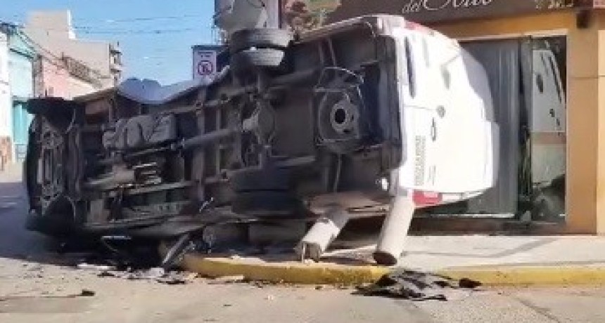 Violento choque de una Amarok con dos ocupantes de Moreno