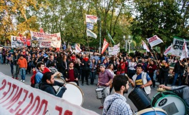 Imponente movilización en defensa de la educación pública
