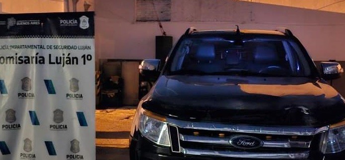 Recuperan una camioneta robada; dos detenidos y dos pr&oacute;fugos