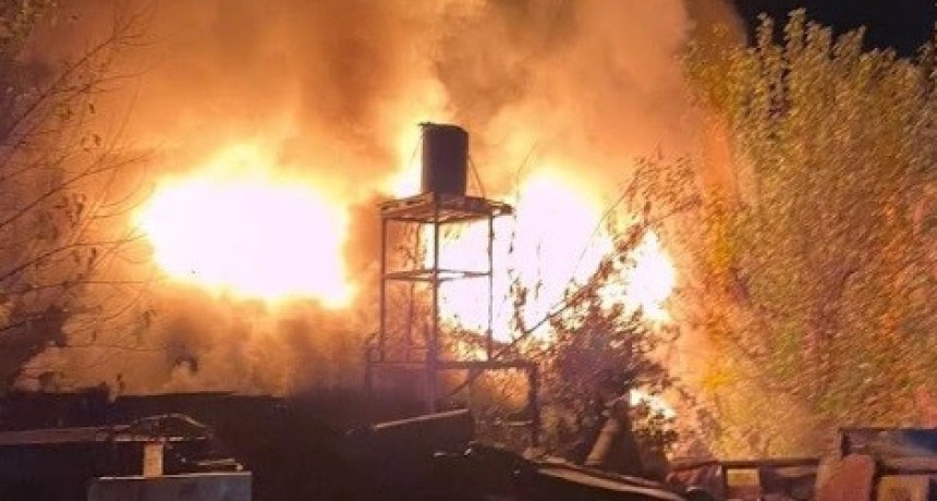 Incendio caus&oacute; p&eacute;rdidas totales para una familia de Carlos Keen