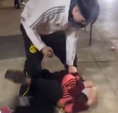 Menor acusado de robo fue golpeado en la v&iacute;a p&uacute;blica