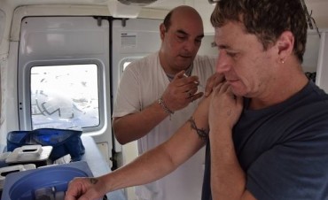 Se instaló frente al municipio un movil de vacunación contra la Hepatitis B