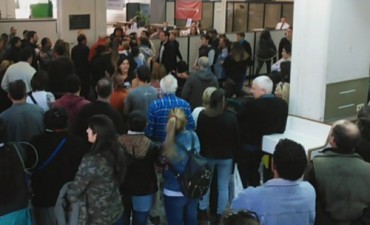 El maestro detenido por los incidentes en el Banco Provincia denuncia abuso de autoridad policial y maltrato en la entidad bancaria