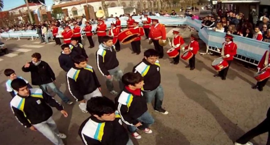 Por el Día de la Independencia desfilan en Jáuregui