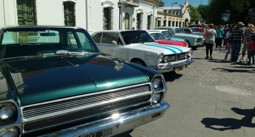 Exponen autos antiguos en el Complejo Museográfico