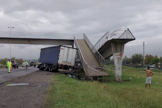  Reclaman a Vialidad Nacional la reconstrucci&oacute;n de un puente peatonal chocado hace cuatro meses