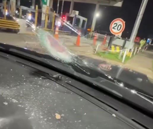 Ataque a piedrazos a una familia viajera