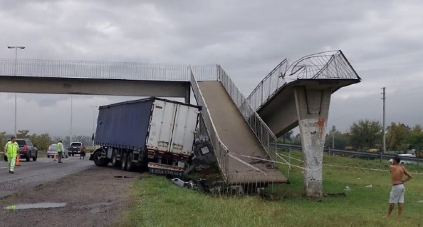  Reclaman a Vialidad Nacional la reconstrucci&oacute;n de un puente peatonal chocado hace cuatro meses