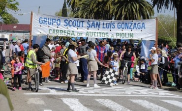 Se realizó una nueva edición de la tradicional carrera de autitos a piolín en Jáuregui.