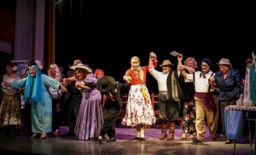 Los abuelos realizaron un espectáculo artístico en el Teatro Municipal