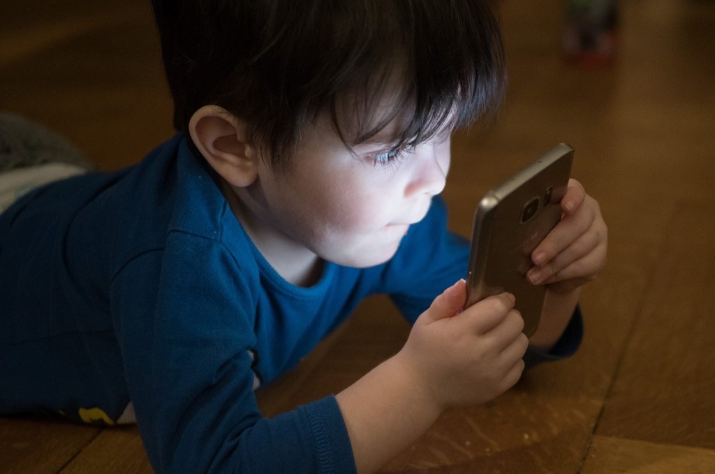 “Un niño no debería tener un celular hasta las 10 u 11 años”