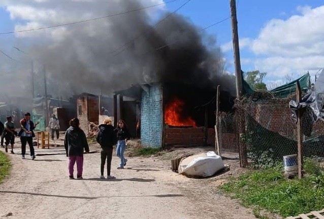  M&aacute;xima tensi&oacute;n en Villa del Parque con b&uacute;nkers incendiados y violencia