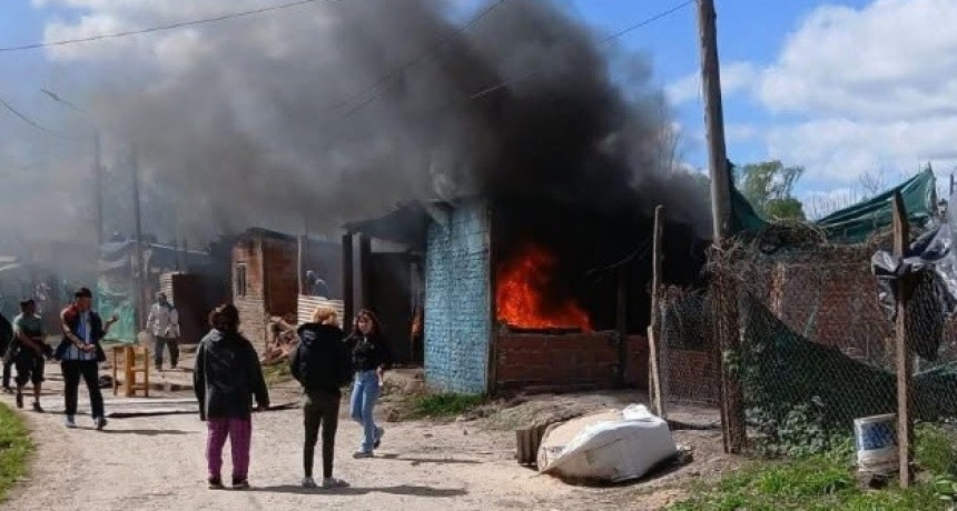 M&aacute;xima tensi&oacute;n en Villa del Parque con b&uacute;nkers incendiados y violencia