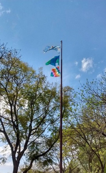 Flameó por primera vez la Whipala en la escuela comercial