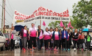 A pesar de la lluvia, Luján caminó por la lucha contra el Cáncer