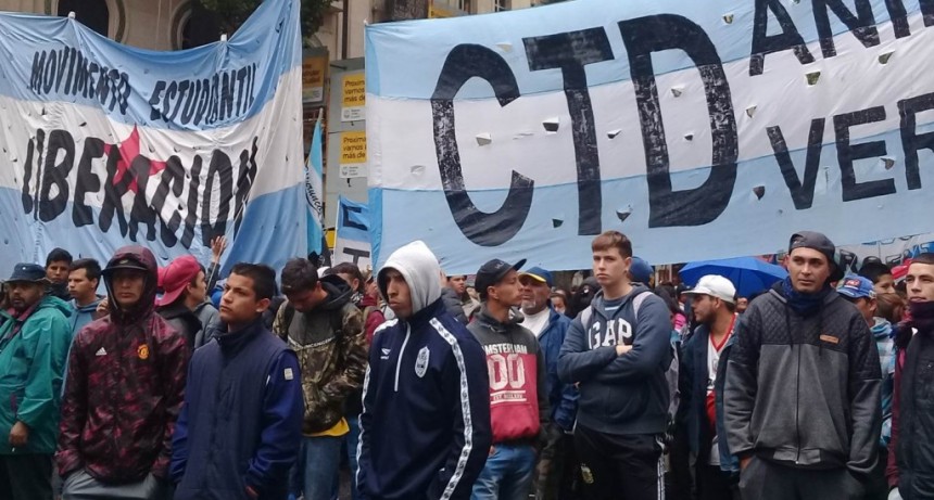 "El pueblo se moviliza contra el gobierno saqueador"
