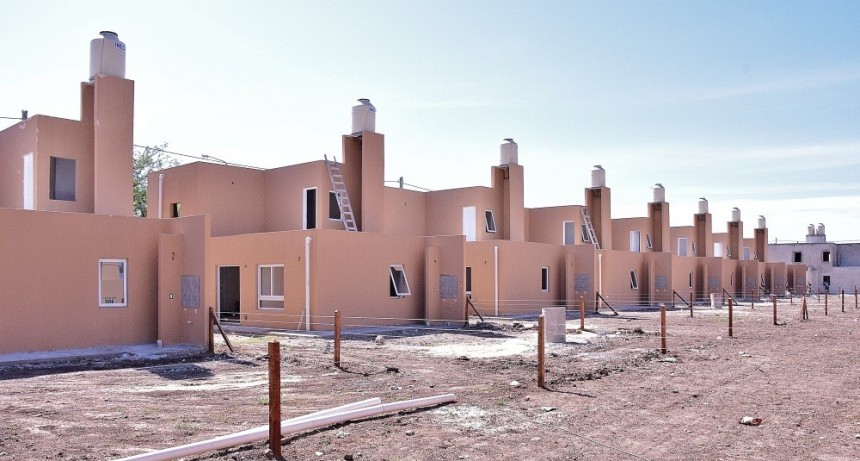 "Mudaron a los vecinos con las casas sin terminar"