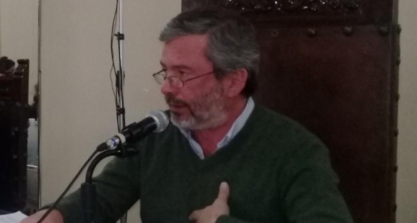 "Las sesiones parecen puestas en escena sobreactuadas"